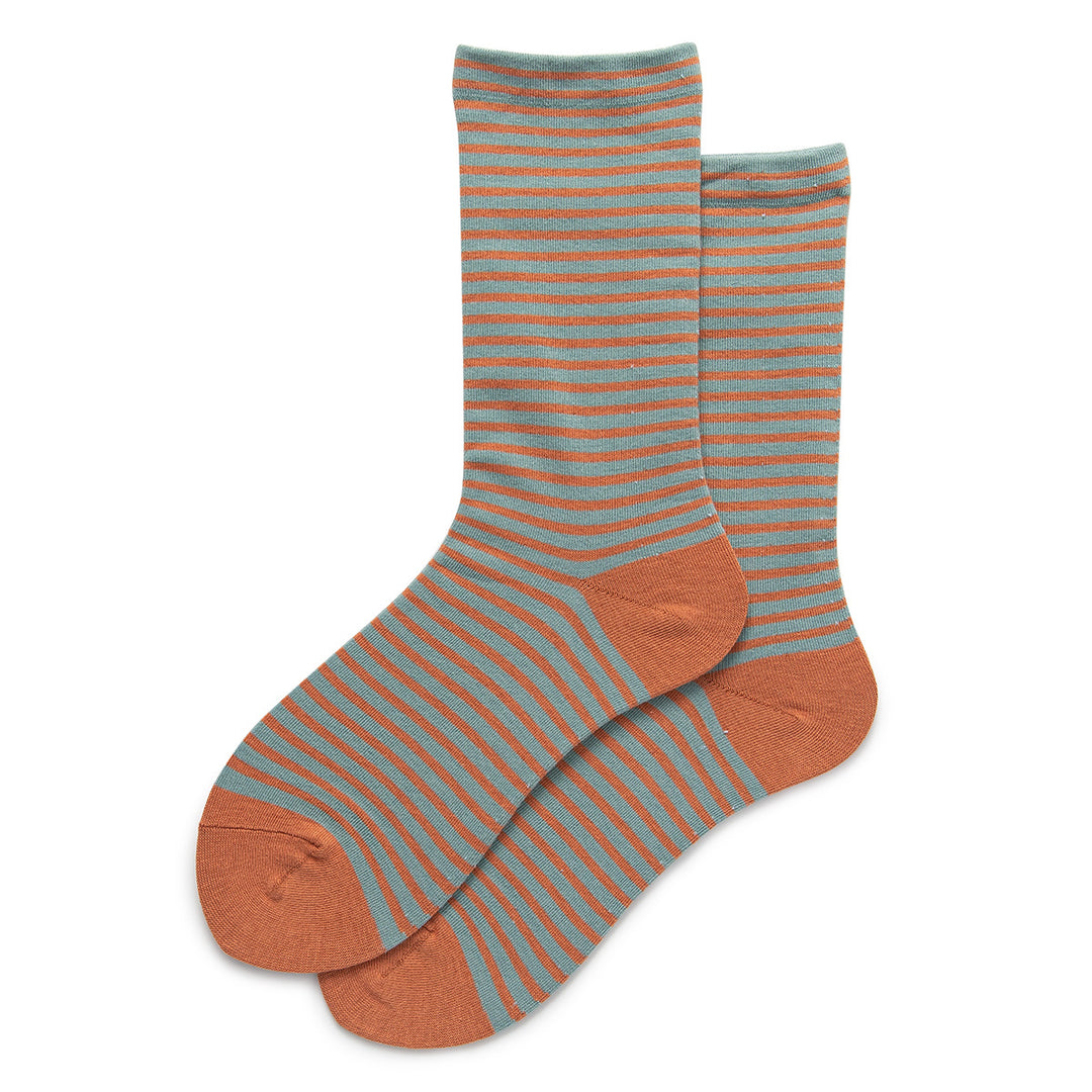 A soothing blueish gray base is paired with vibrant orange stripes, harmonizing perfectly with the heel and toe sections.