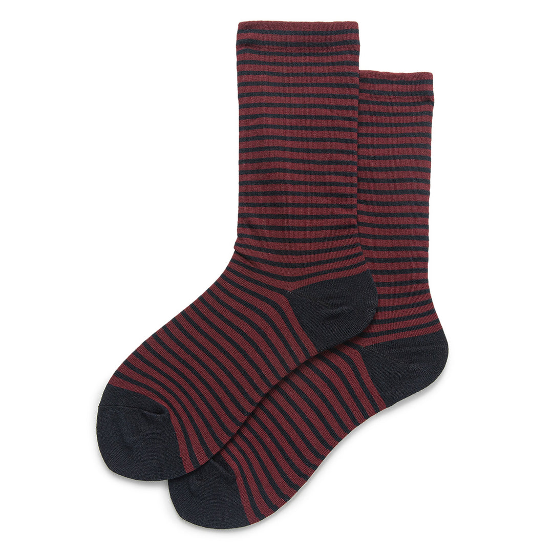 In this color option, a deep black base is complemented by luxurious dark red stripes, echoed in the heel and toe sections.