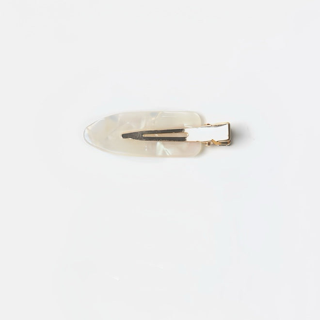 A close-up of the Mother of Pearl White no-crease hair clip, showcasing its elegant and versatile design. Measuring 6 cm, this clip is perfect for adding a touch of sophistication to any hairstyle while ensuring no unwanted dents.