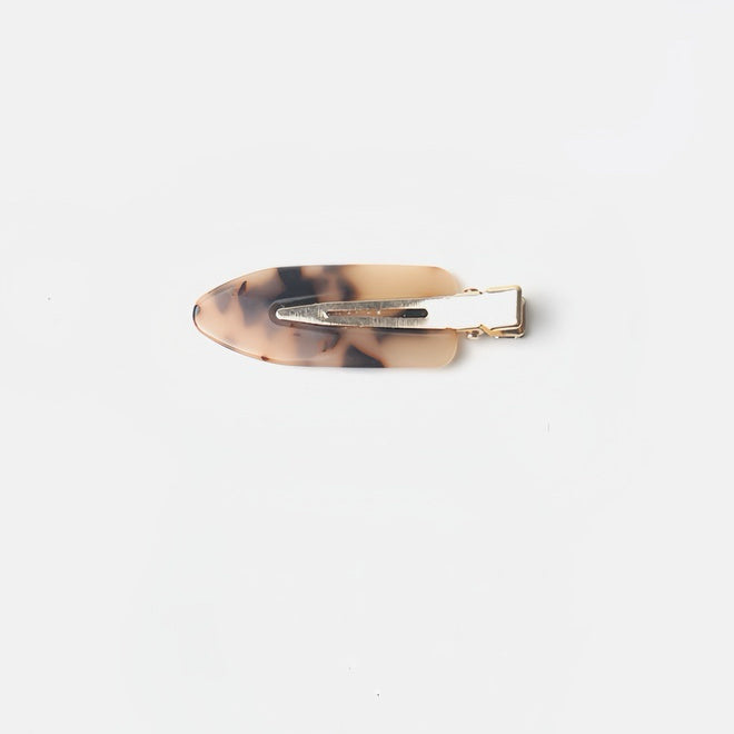 This image shows the Tortoiseshell Light no-crease hair clip with its warm, vintage charm. Its 6 cm length is ideal for gently securing hair in place without causing any dents or marks, making it a practical yet stylish accessory.