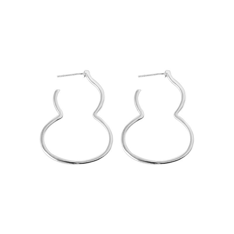 The Silhouette earrings in rhodium-plated sterling silver showcase a unique double-wave design. The earrings measure 40mm in height and 30mm in width, offering a contemporary look that stands out effortlessly.