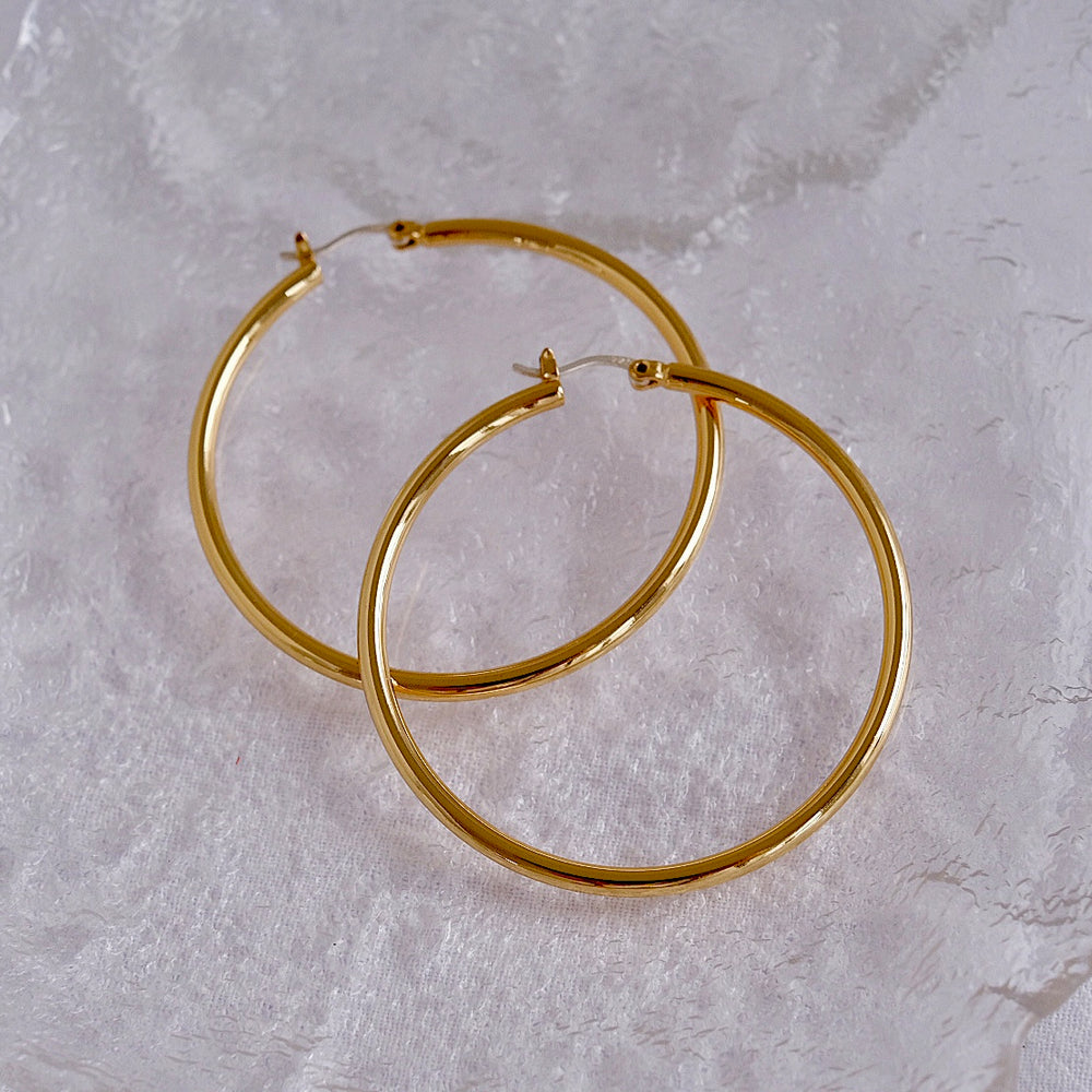 These stunning gold-plated hoop earrings are the perfect blend of classic design and modern elegance, making them a staple accessory for any jewelry enthusiast.