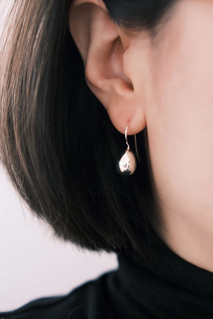 Those silver hook earrings are a stylish addition to your everyday wardrobe.