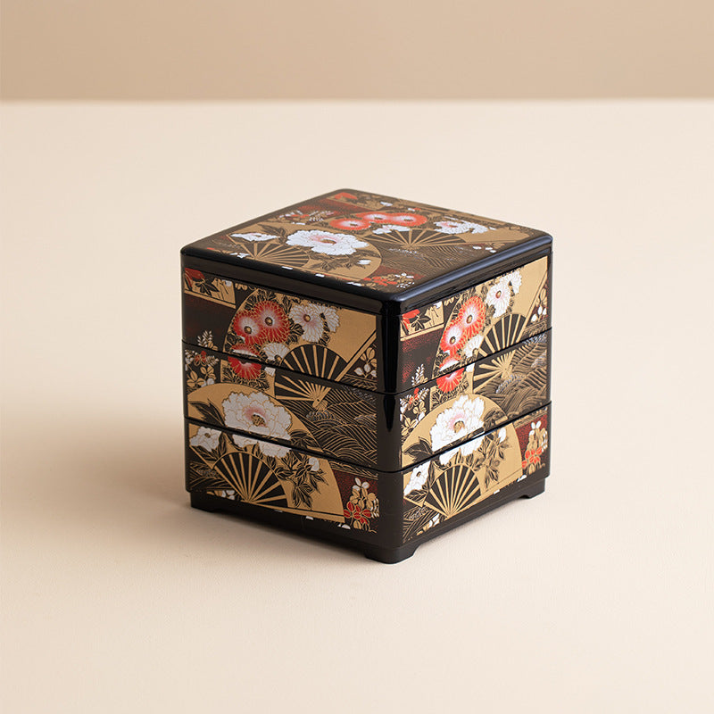 This jewelry box showcases delicate Sensu fans and fluid waves, representing elegance and strength. The glossy lacquer finish enhances the depth and richness of these gold leaf details, bringing out their artistic brilliance against the dark lacquer background.