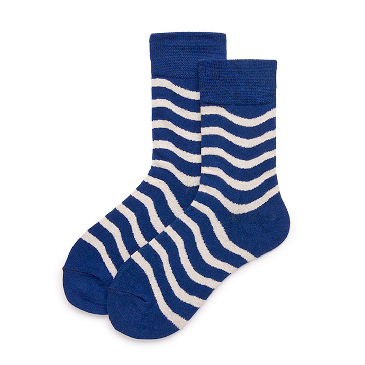 Men’s socks in blue with wavy white stripes.