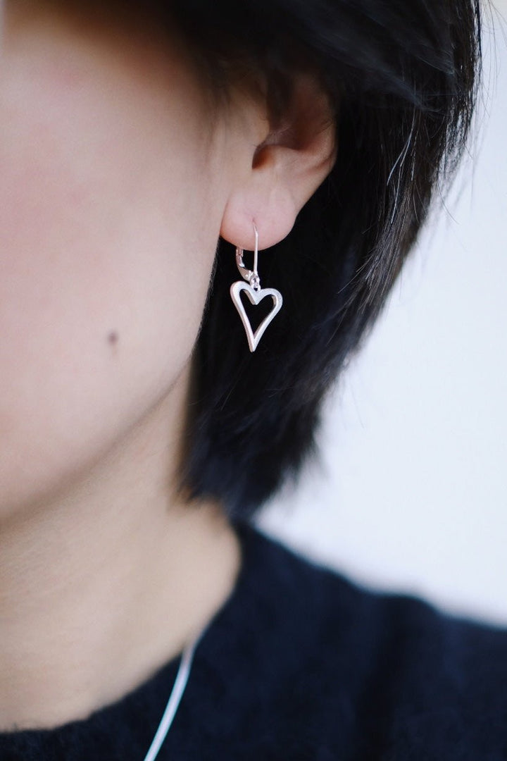 This heart shaped earring is lightweight and comfortable.