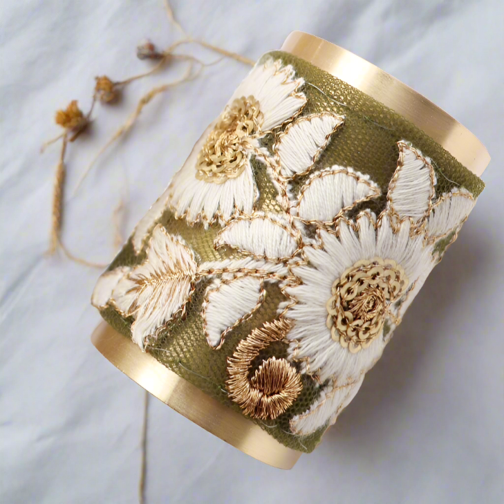 The Spring Daisy hair wrap is adorned with crisp white daisies and lush green leaves on a soft green background. This fresh and lively design is perfect for adding a touch of nature’s beauty to your hair.